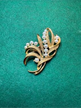 Vintage Faux Pearl Floral Brooch Gold Tone Mid Century Statement Pin